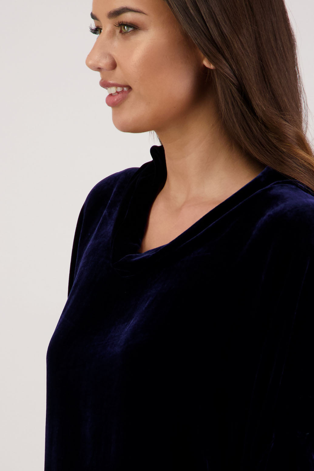 Bestseller. Hanley Top in Ink Velvet by Briarwood NZ. A
18% Silk, 82% Rayon Velvet Top with roll neck, 3/4 sleeves, split hem, loose fit, longer at the back