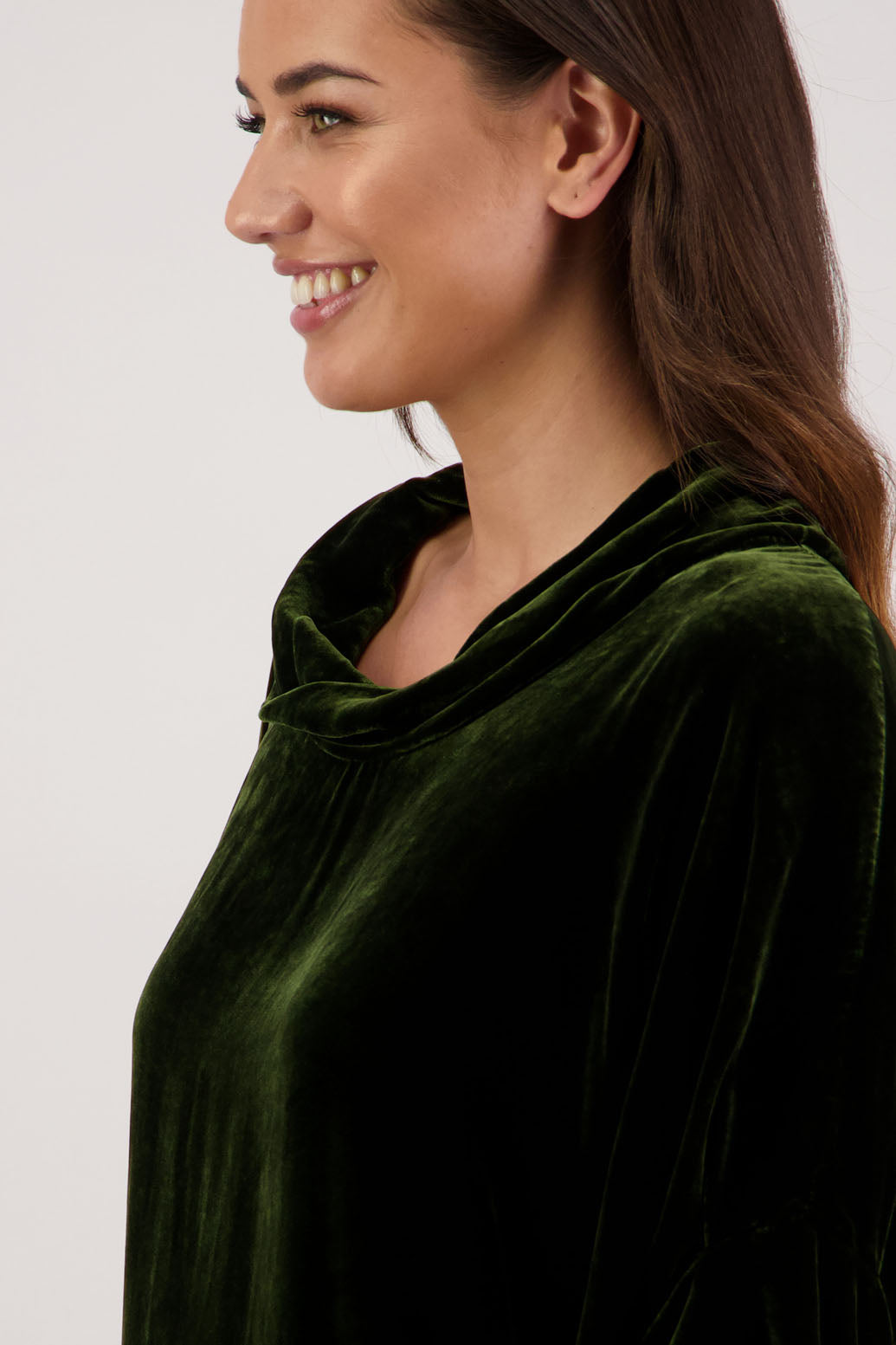 Bestseller. Hanley Top in Khaki Velvet by Briarwood NZ. A
18% Silk, 82% Rayon Velvet Top with roll neck, 3/4 sleeves, split hem, loose fit, longer at the back
