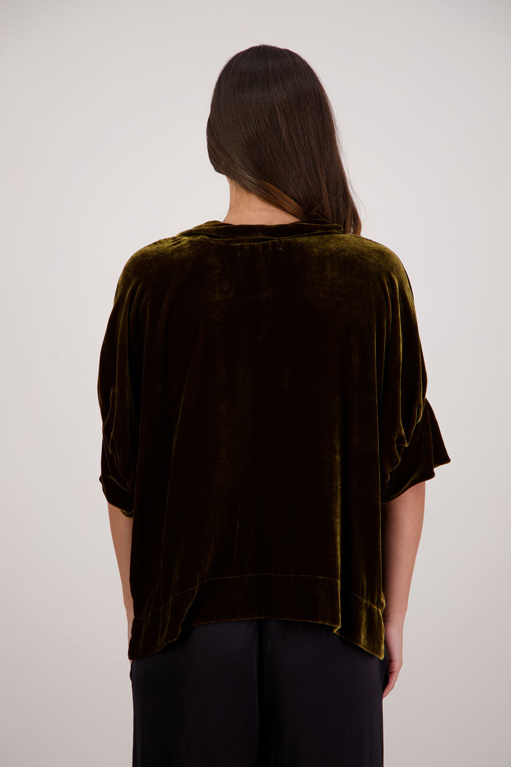 Bestseller. Hanley Top in Tan Velvet by Briarwood NZ. A
18% Silk, 82% Rayon Velvet Top with roll neck, 3/4 sleeves, split hem, loose fit, longer at the back