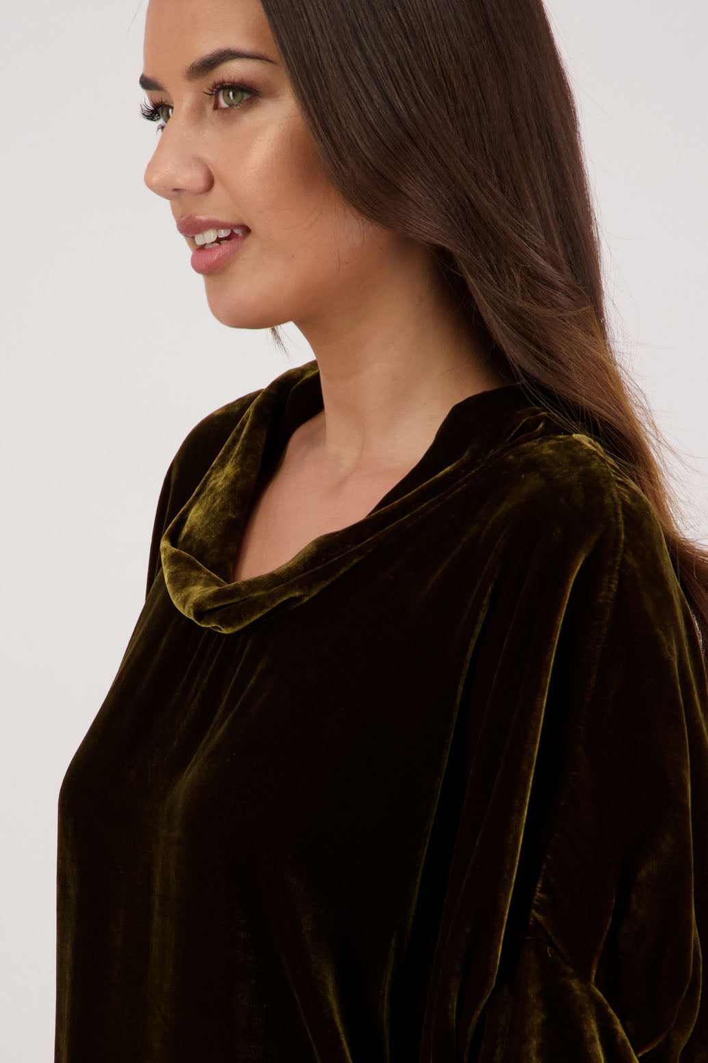 Bestseller. Hanley Top in Tan Velvet by Briarwood NZ. A
18% Silk, 82% Rayon Velvet Top with roll neck, 3/4 sleeves, split hem, loose fit, longer at the back