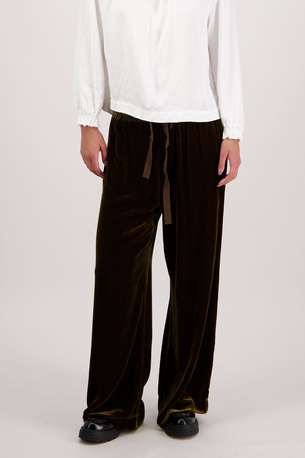 Reggie Pant in Tan Velvet by Briarwood NZ. A
18% Silk, 82% Rayon Velvet Pant with straight leg, elasticated waist with tie and pockets