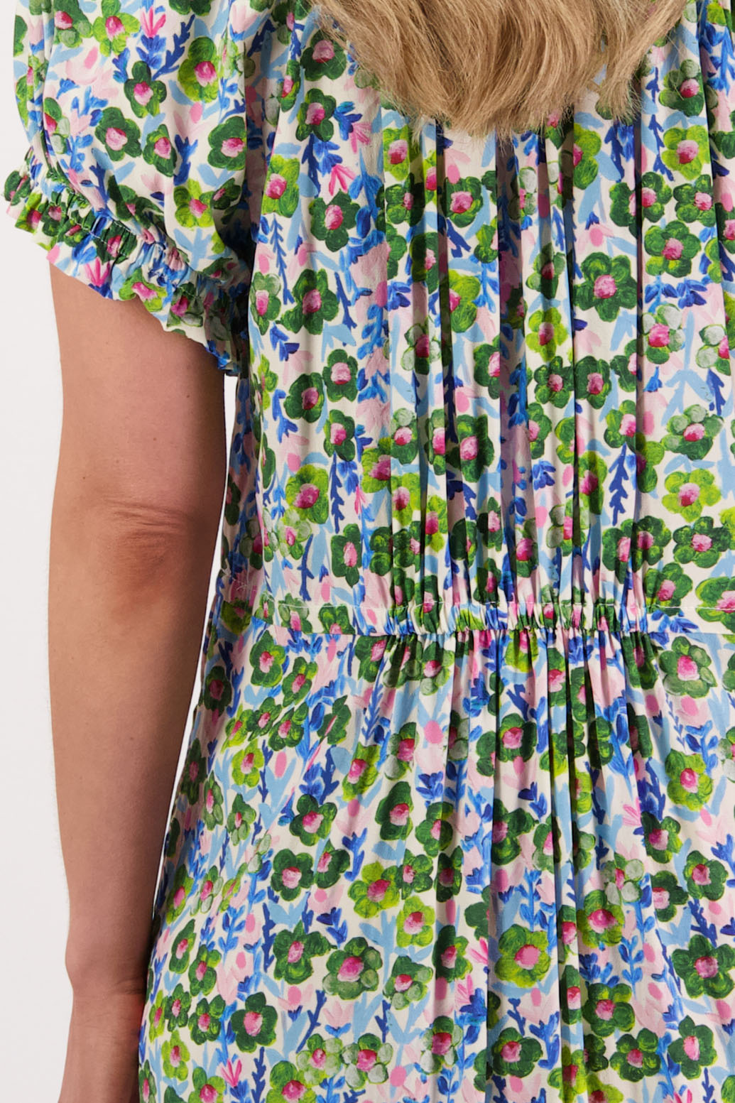 Womens long daisy print dress with slightly gathered centre panel, Ruffle around the neck and sleeves and pockets. Viscose. Briarwood NZ. Sasha