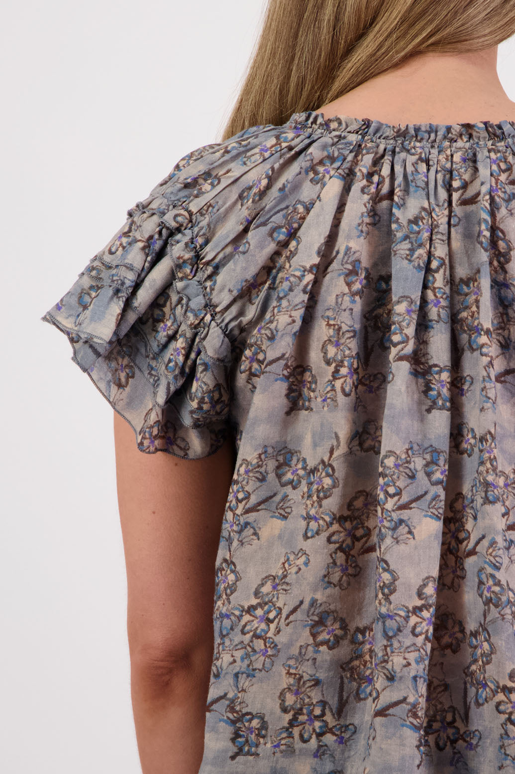 Shakespeare a soft floaty top with flattering layered short sleeves. Briarwood NZ. Ramie, Denim Daisy print
