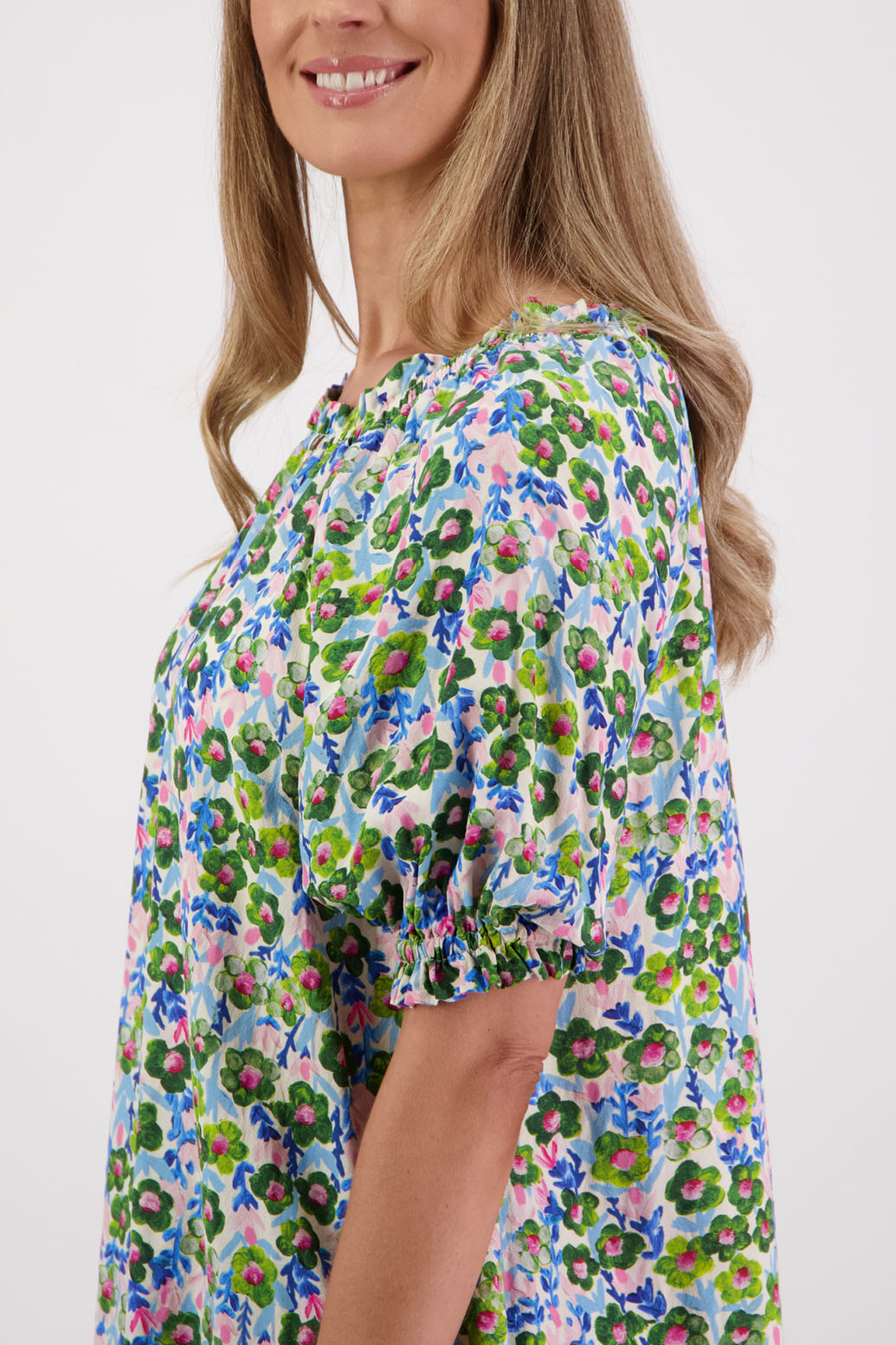 Womens longline viscose top with elbow length sleeves and elasticated neck and sleeves with slight ruffle. Briarwood NZ. Simone. Daisy Print