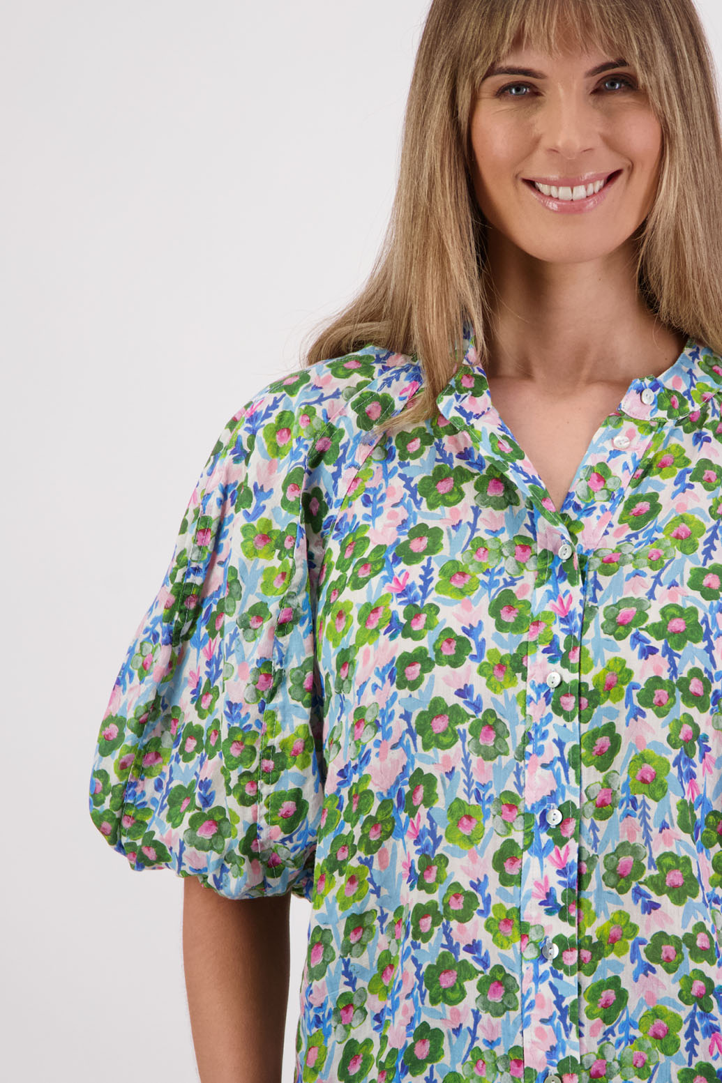 Womens shirt with elbow length puff sleeves and slimmer fit through the body. Briarwood NZ. Ramie, Sophia, Daisy print