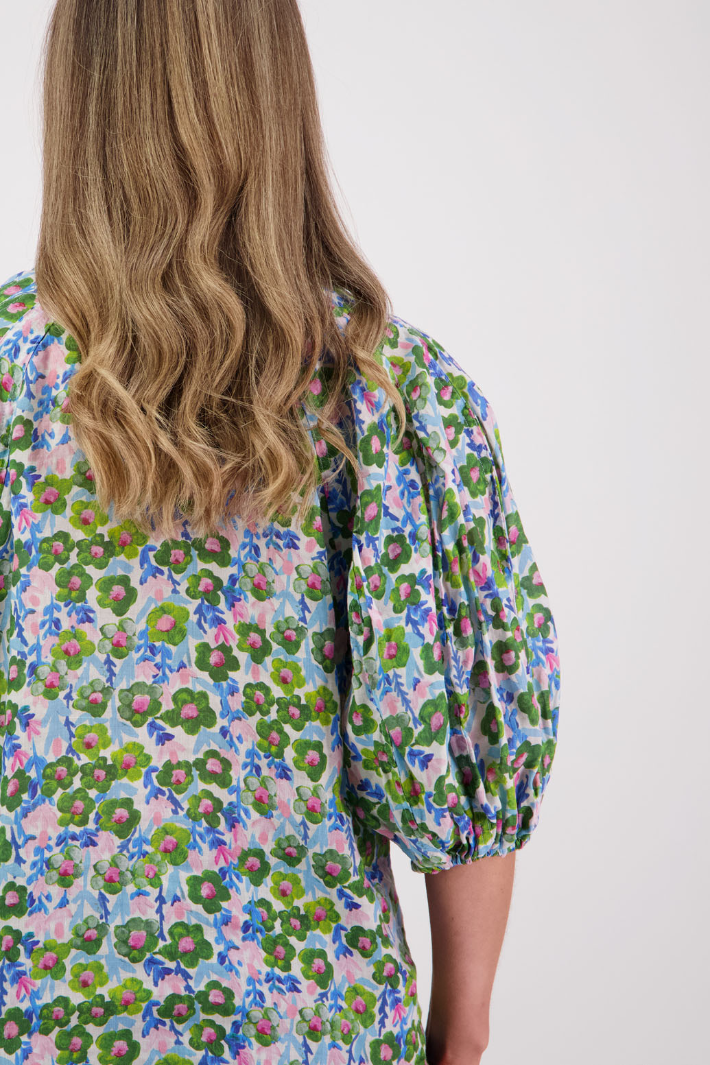 Womens shirt with elbow length puff sleeves and slimmer fit through the body. Briarwood NZ. Ramie, Sophia, Daisy print