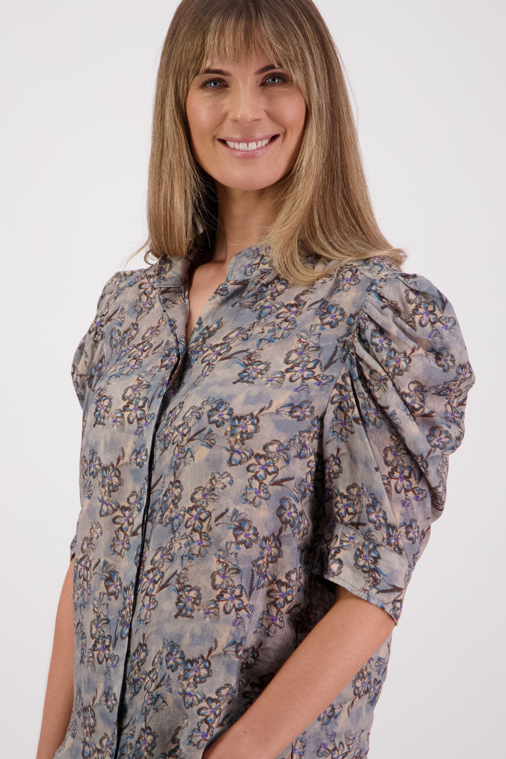 Womens Ramie Shirt with gathered puff elbow length sleeve and slight gathering across the back. Grandpa collar and slimmer fit. Briarwood NZ. Stevie Denim Daisy Print