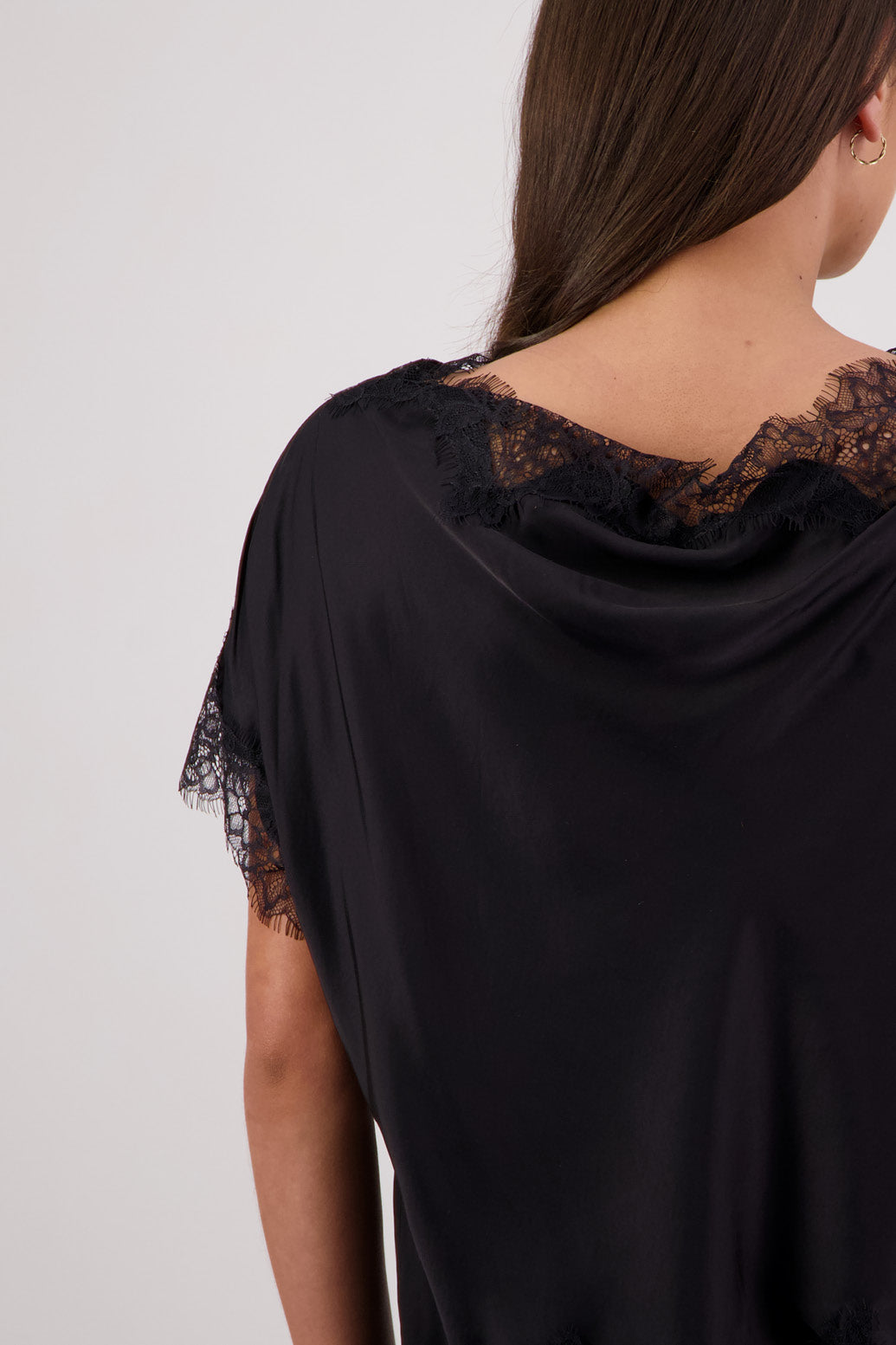 Close up back view Briarwood Tabby Top in a black.