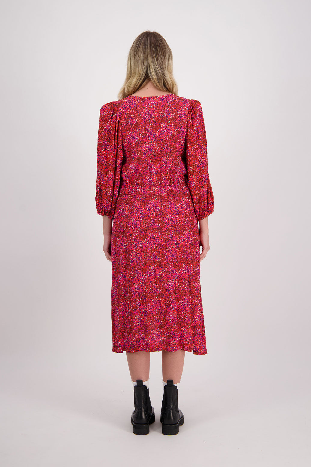 Red Floral Briarwood visose N neck midi dress. Drawstring around the waist to create the perfect fit. Slight puff on gathered shoulders. Cara