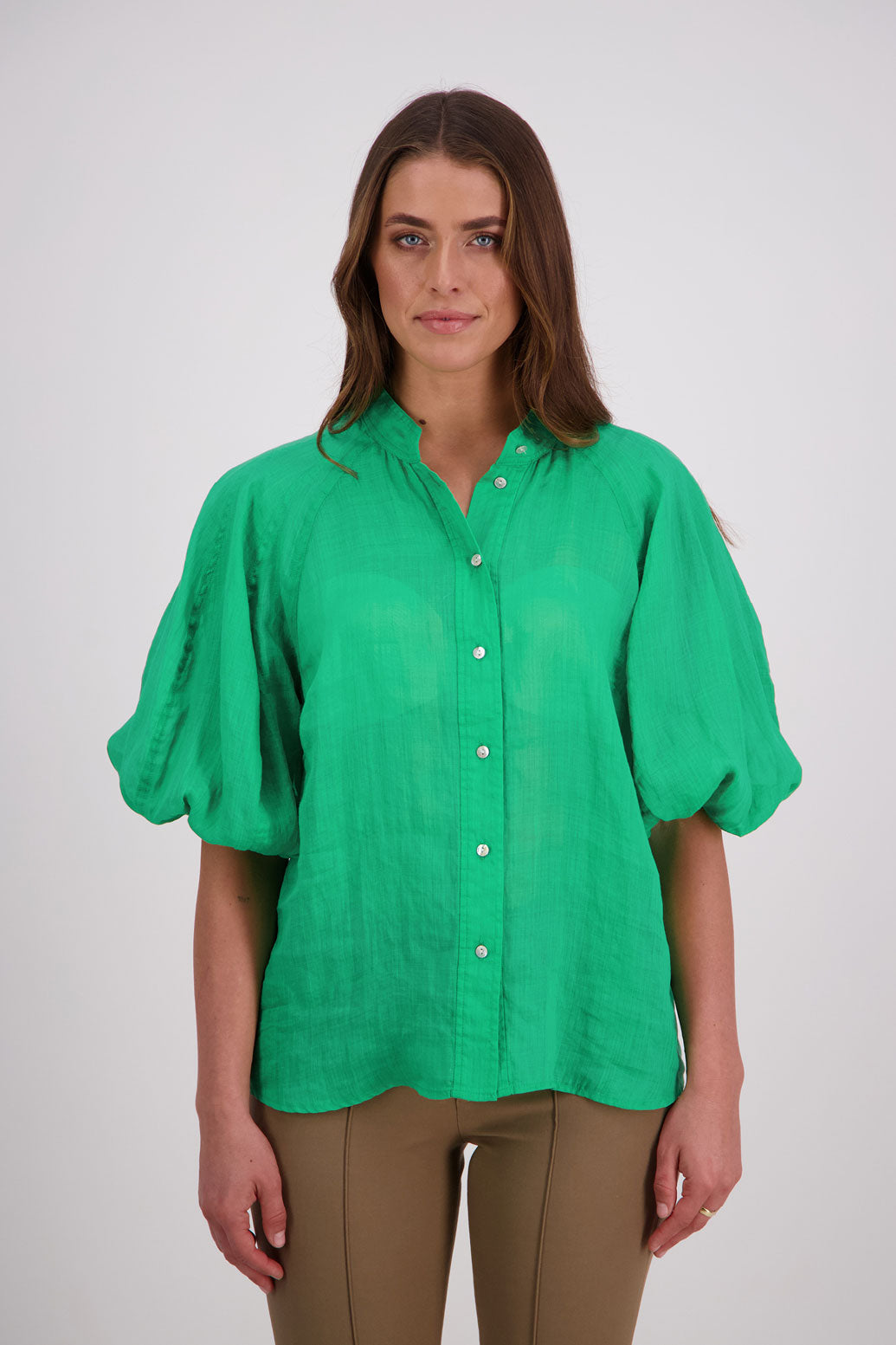 Briarwood Ramie Shirt with stand up collar, panel puffed sleeves and slim fit. Harlow Apple