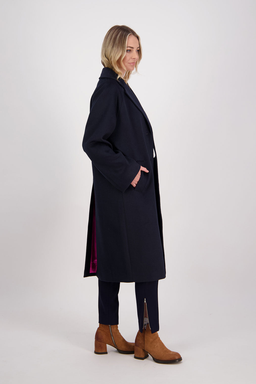 Ink/dark blue Coat / Overcoat. Oversized fit, wide sleeves, lined, angle pockets and high back spllt. Harrington