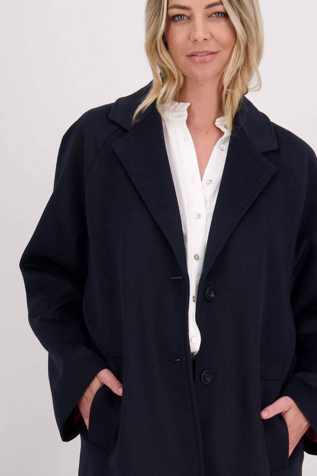 Ink/dark blue Coat / Overcoat. Oversized fit, wide sleeves, lined, angle pockets and high back spllt. Harrington