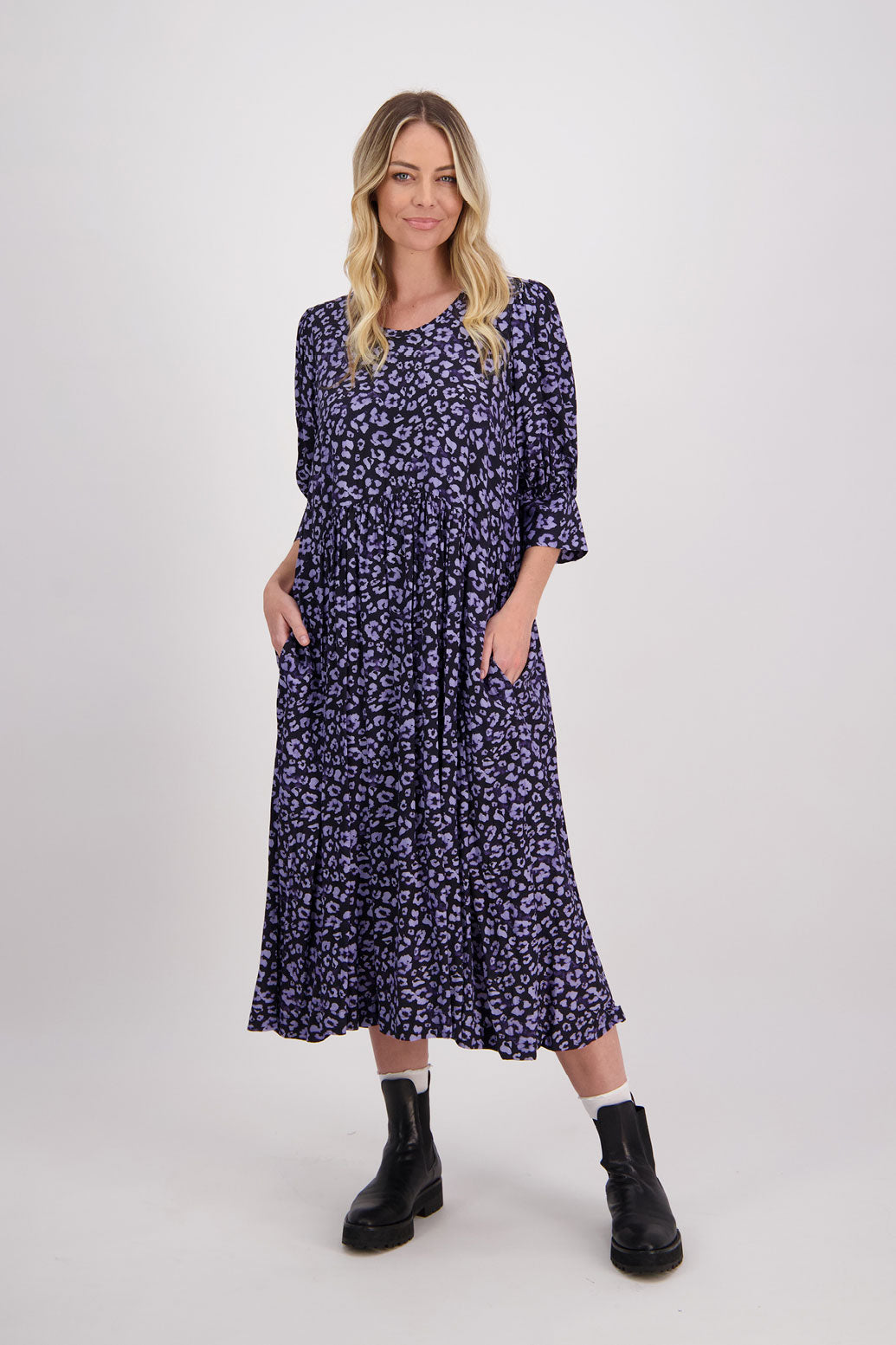 Blue Animal Briarwood viscose dress. Round neck, curved waist, 3/4 sleeves with wide cuff and slightly puffed sleeves. Heather