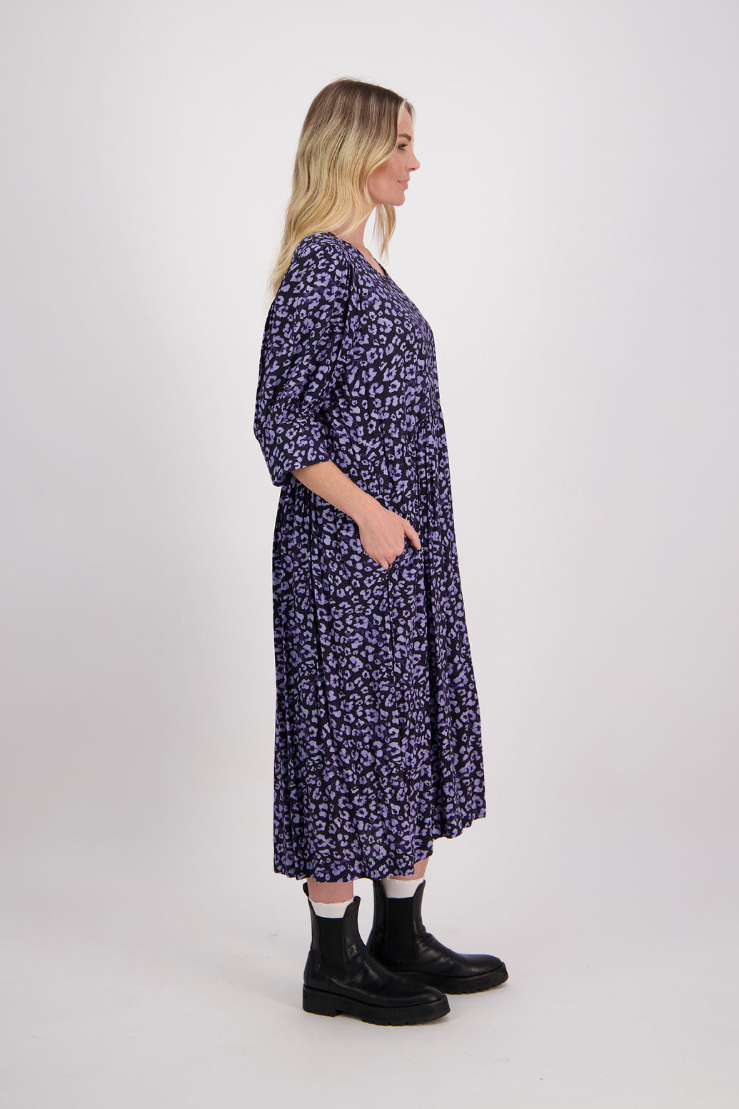 Blue Animal Briarwood viscose dress. Round neck, curved waist, 3/4 sleeves with wide cuff and slightly puffed sleeves. Heather