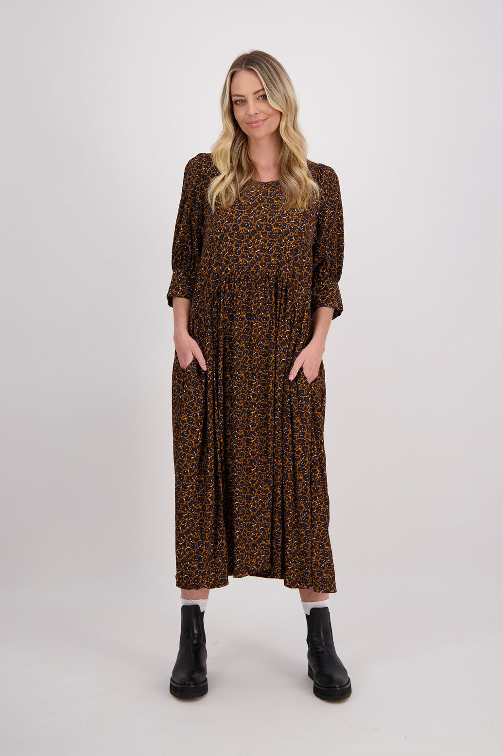 Brown Animal Briarwood viscose dress. Round neck, curved waist, 3/4 sleeves with wide cuff and slightly puffed sleeves. Heather