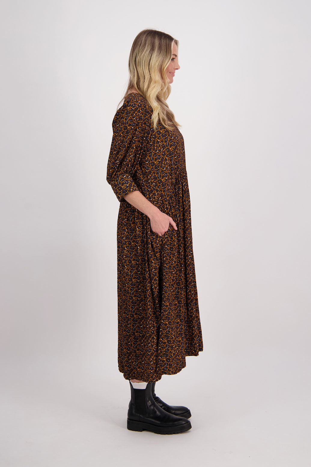 Brown Animal Briarwood viscose dress. Round neck, curved waist, 3/4 sleeves with wide cuff and slightly puffed sleeves. Heather