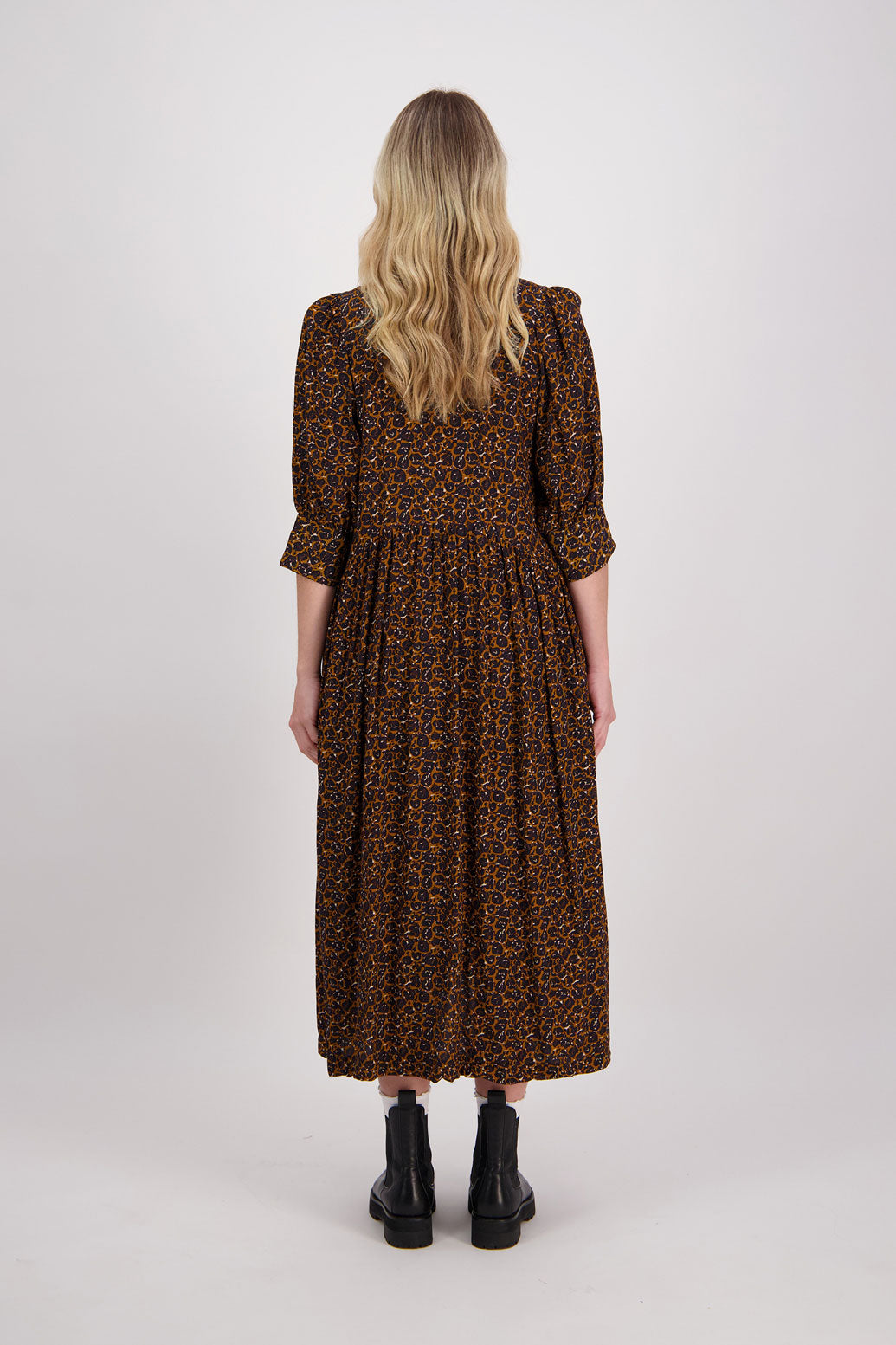 Brown Animal Briarwood viscose dress. Round neck, curved waist, 3/4 sleeves with wide cuff and slightly puffed sleeves. Heather