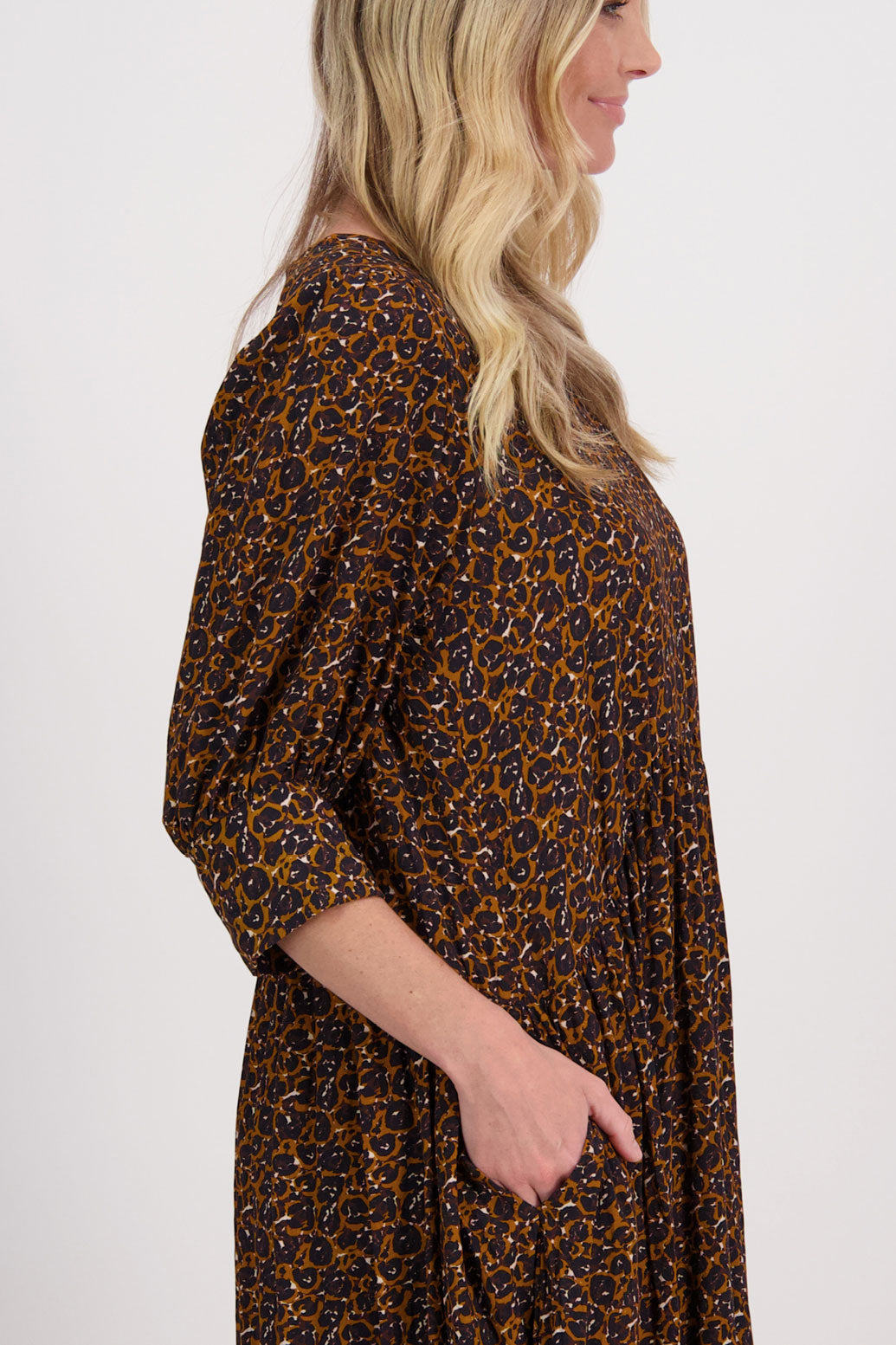 Brown Animal Briarwood viscose dress. Round neck, curved waist, 3/4 sleeves with wide cuff and slightly puffed sleeves. Heather