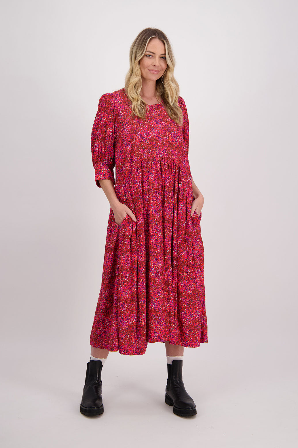 Red Floral Briarwood viscose dress. Round neck, curved waist, 3/4 sleeves with wide cuff and slightly puffed sleeves. Heather