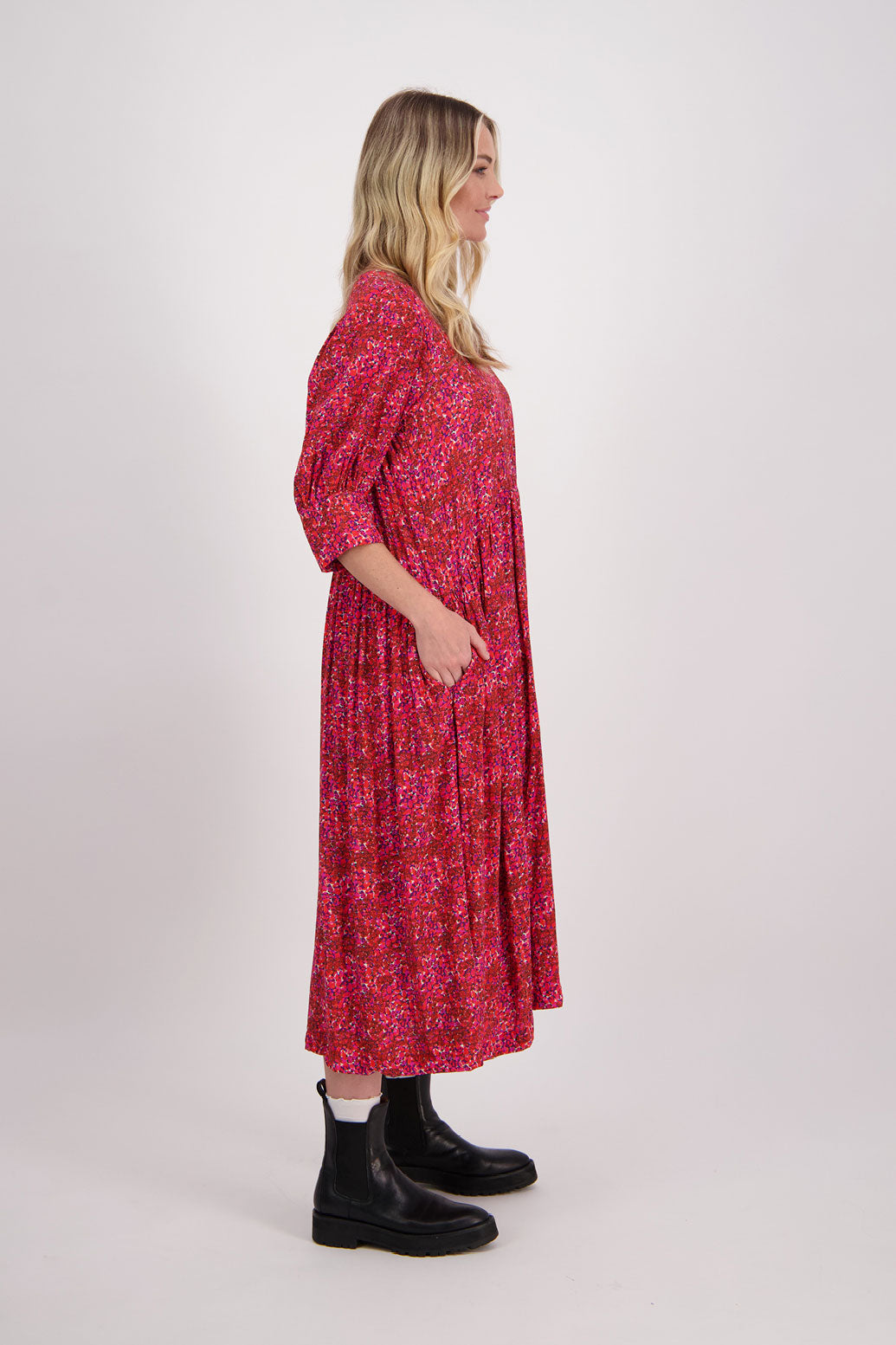 Red Floral Briarwood viscose dress. Round neck, curved waist, 3/4 sleeves with wide cuff and slightly puffed sleeves. Heather