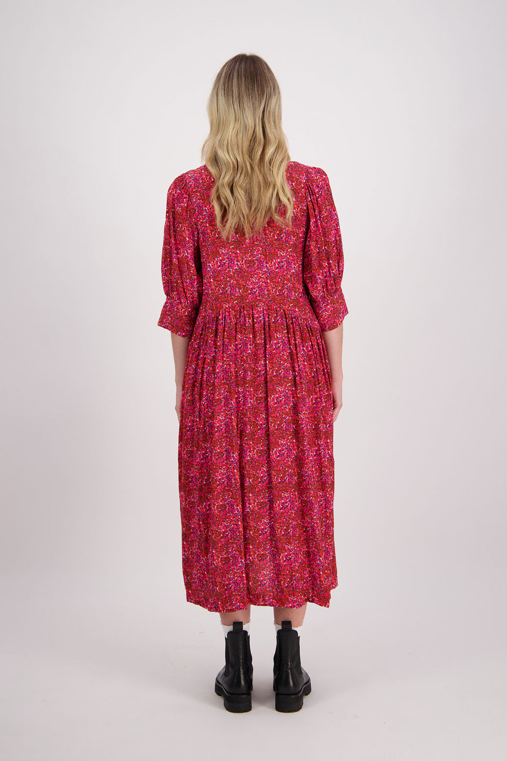 Red Floral Briarwood viscose dress. Round neck, curved waist, 3/4 sleeves with wide cuff and slightly puffed sleeves. Heather