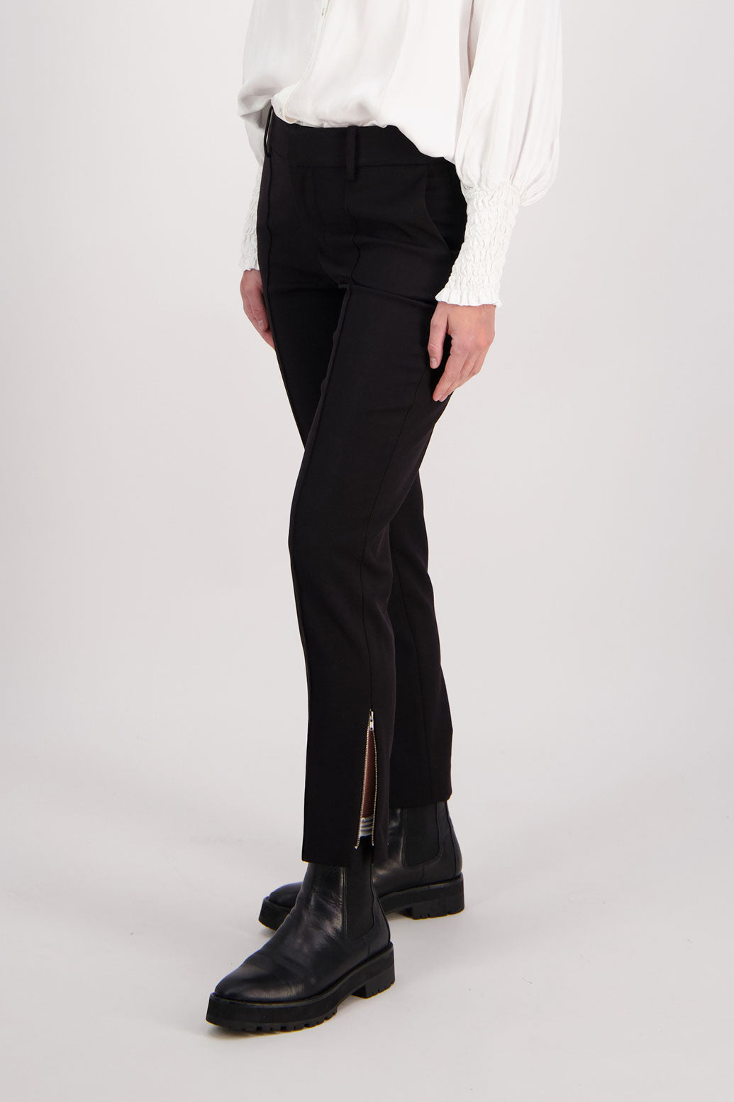 Black tailored pant with side splits and zips. Front pin stitch detail. Helena