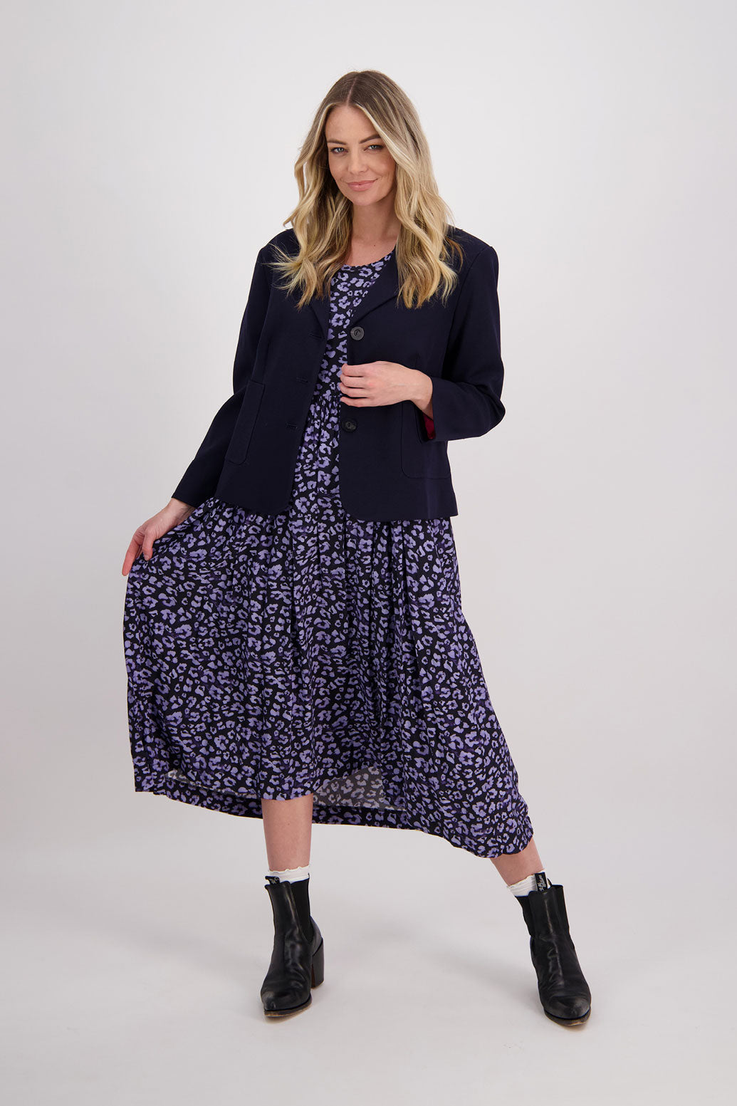 Blue Animal Briarwood viscose dress. Round neck, curved waist, 3/4 sleeves with wide cuff and slightly puffed sleeves. Heather