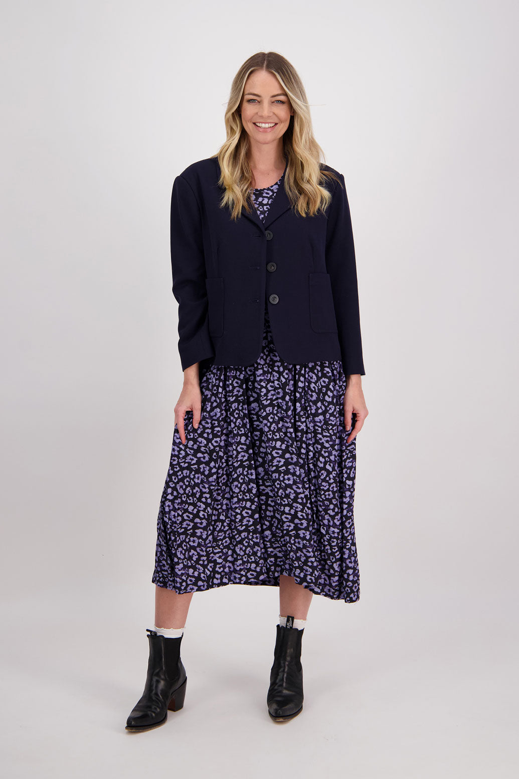 Blue Animal Briarwood viscose dress. Round neck, curved waist, 3/4 sleeves with wide cuff and slightly puffed sleeves. Heather