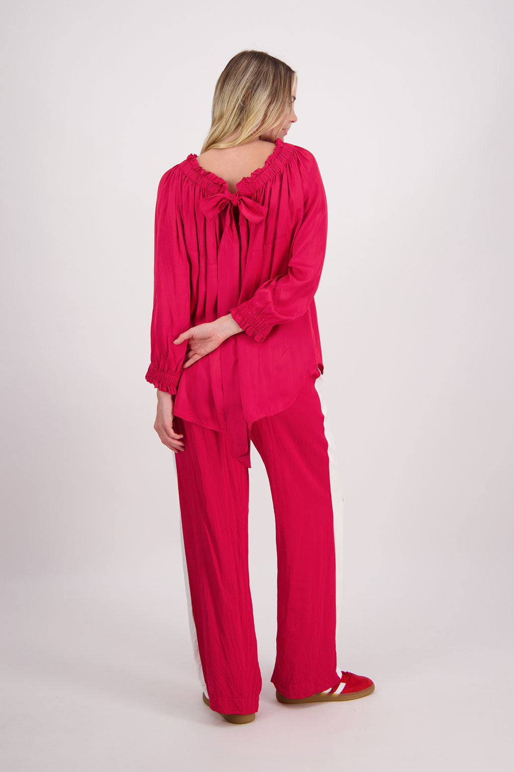 Red Briarwood Reversible viscose top. 3/4 Sleeves and complementary tie worn at the front or back. Annabelle