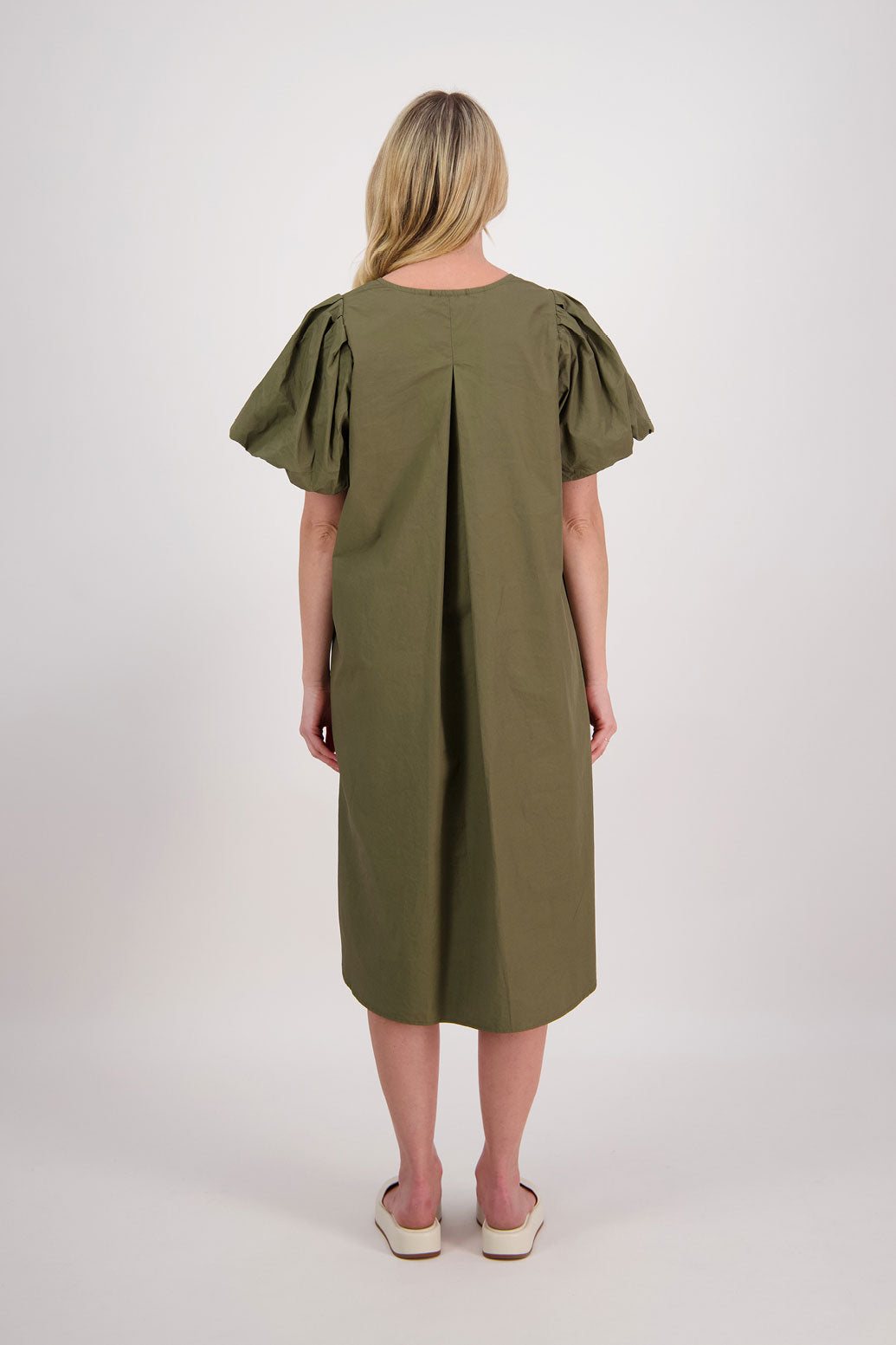 Peeta Womens Cotton Popling Dress with pleat back and puff sleeves. Midi length, with pockets and shaped shirt hem. Khaki