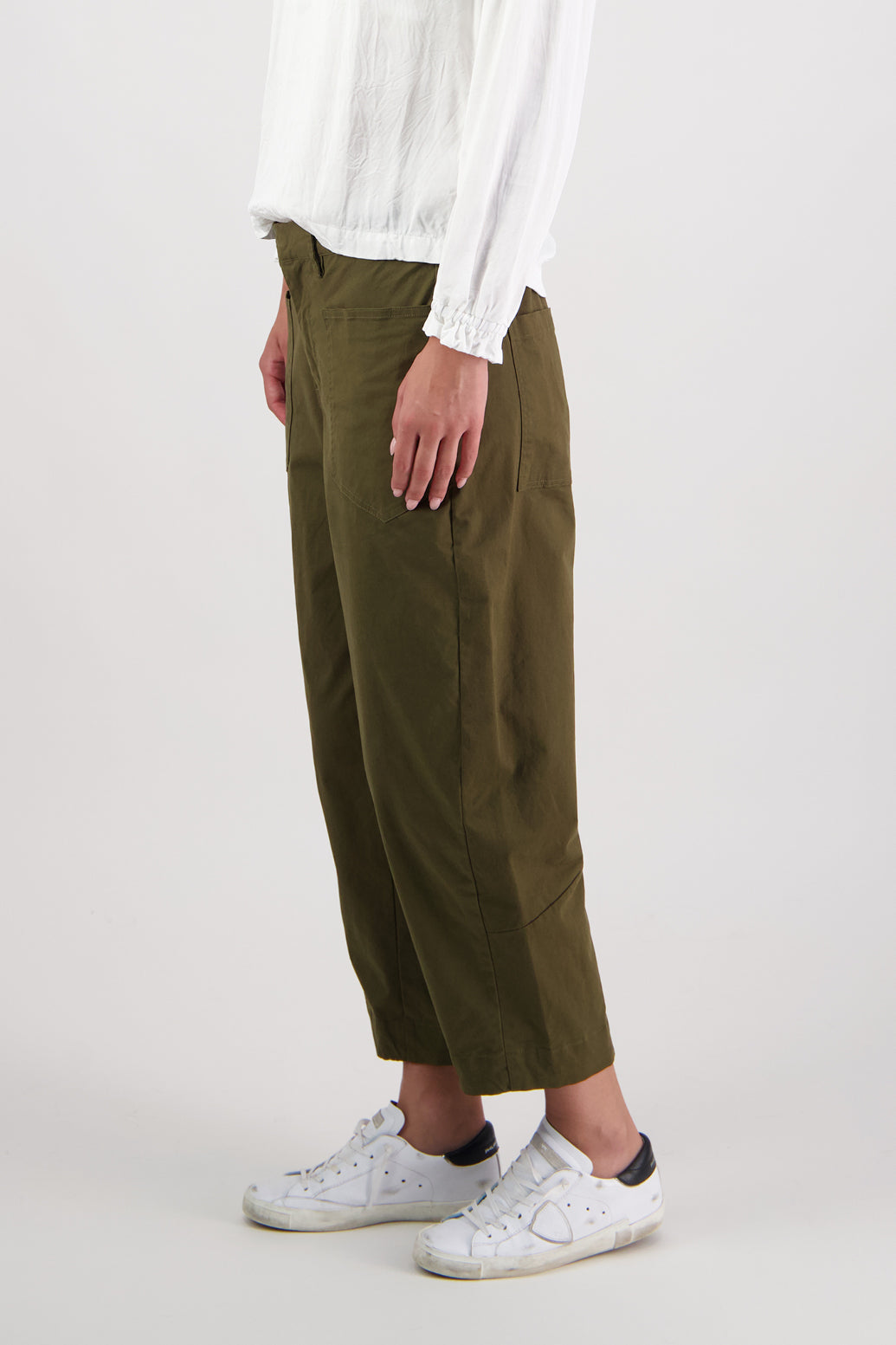 Ruby pant in Khaki by Briarwood NZ. 97% Cotton pant with spandex. Slight barrel leg and cropped length, zip fly, elasticated through the back fro comfort, pockets front and back