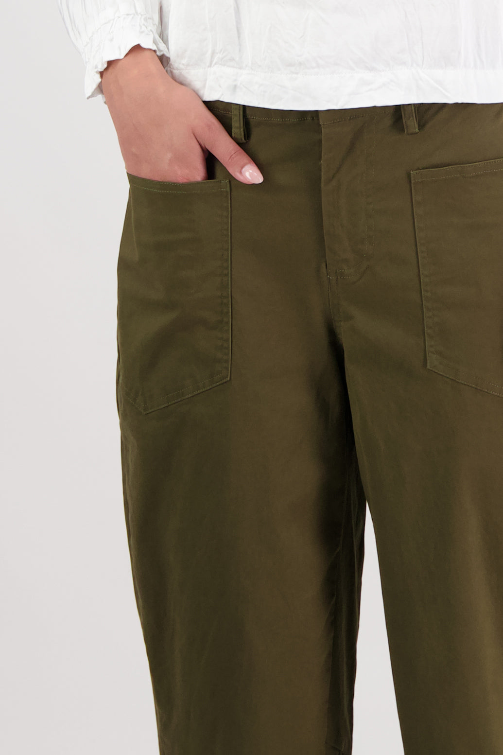 Ruby pant in Khaki by Briarwood NZ. 97% Cotton pant with spandex. Slight barrel leg and cropped length, zip fly, elasticated through the back fro comfort, pockets front and back