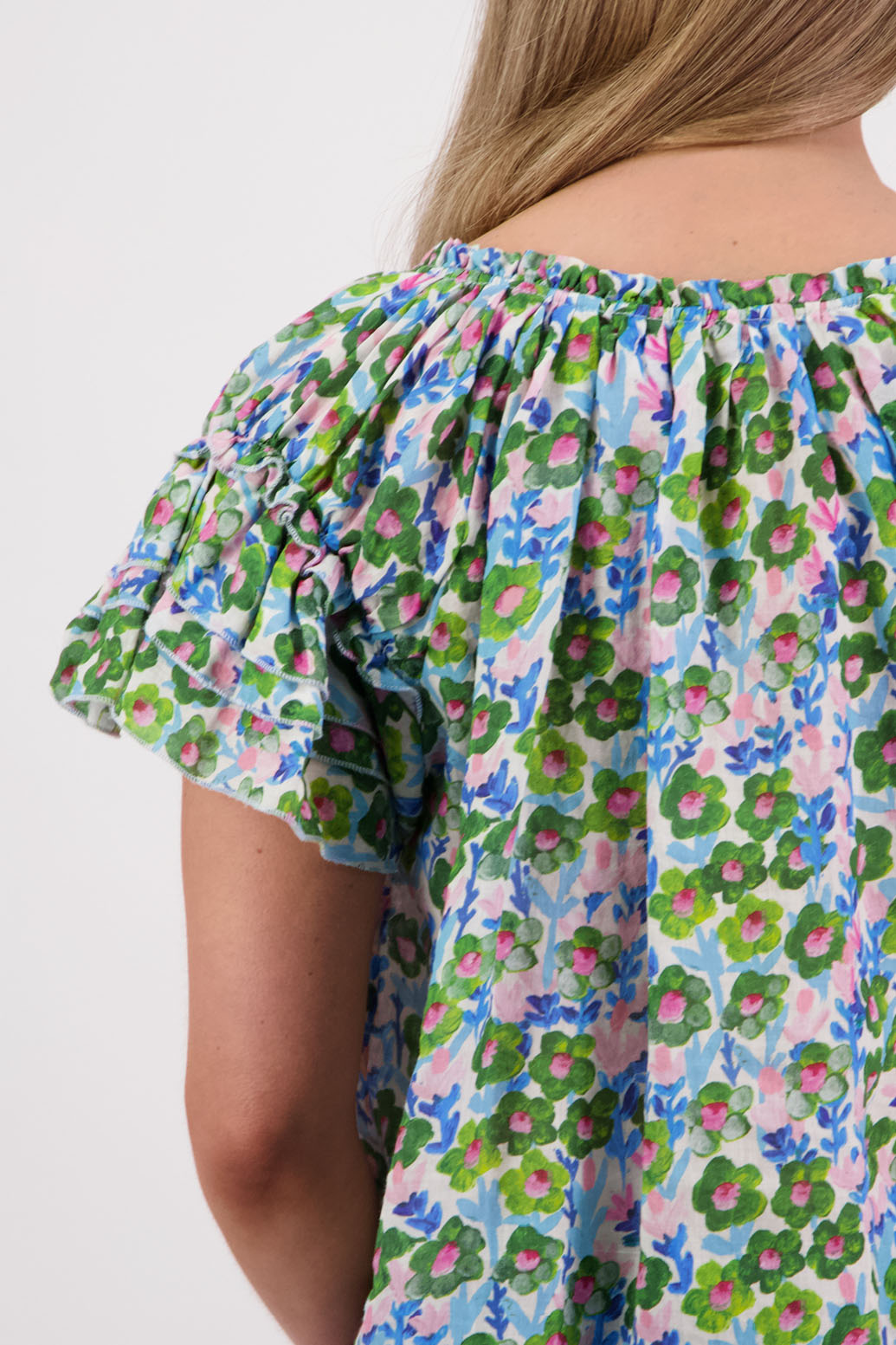Shakespeare a soft floaty top with flattering layered short sleeves. Briarwood NZ. Ramie, Daisy print