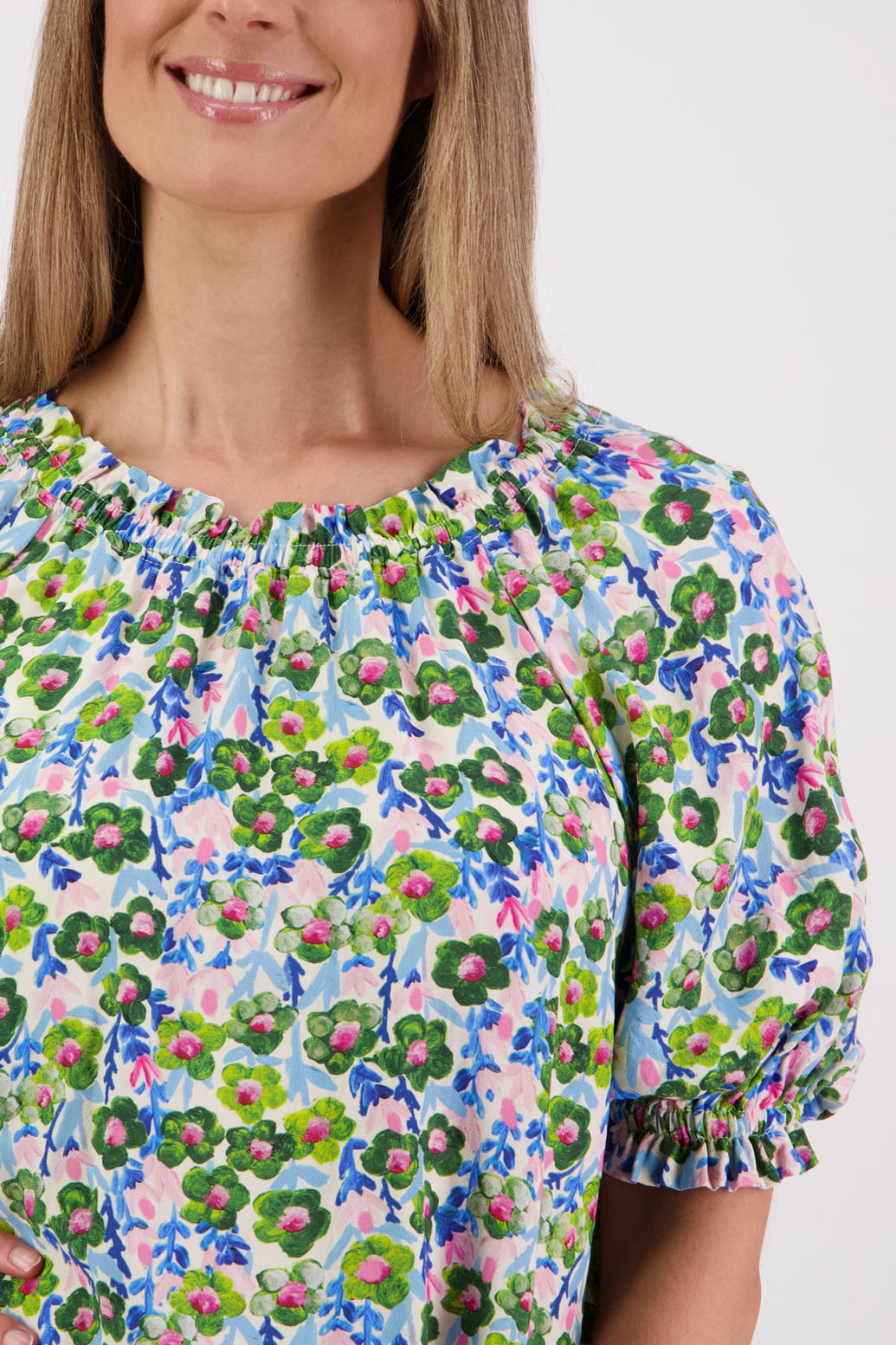 Womens longline viscose top with elbow length sleeves and elasticated neck and sleeves with slight ruffle. Briarwood NZ. Simone. Daisy Print