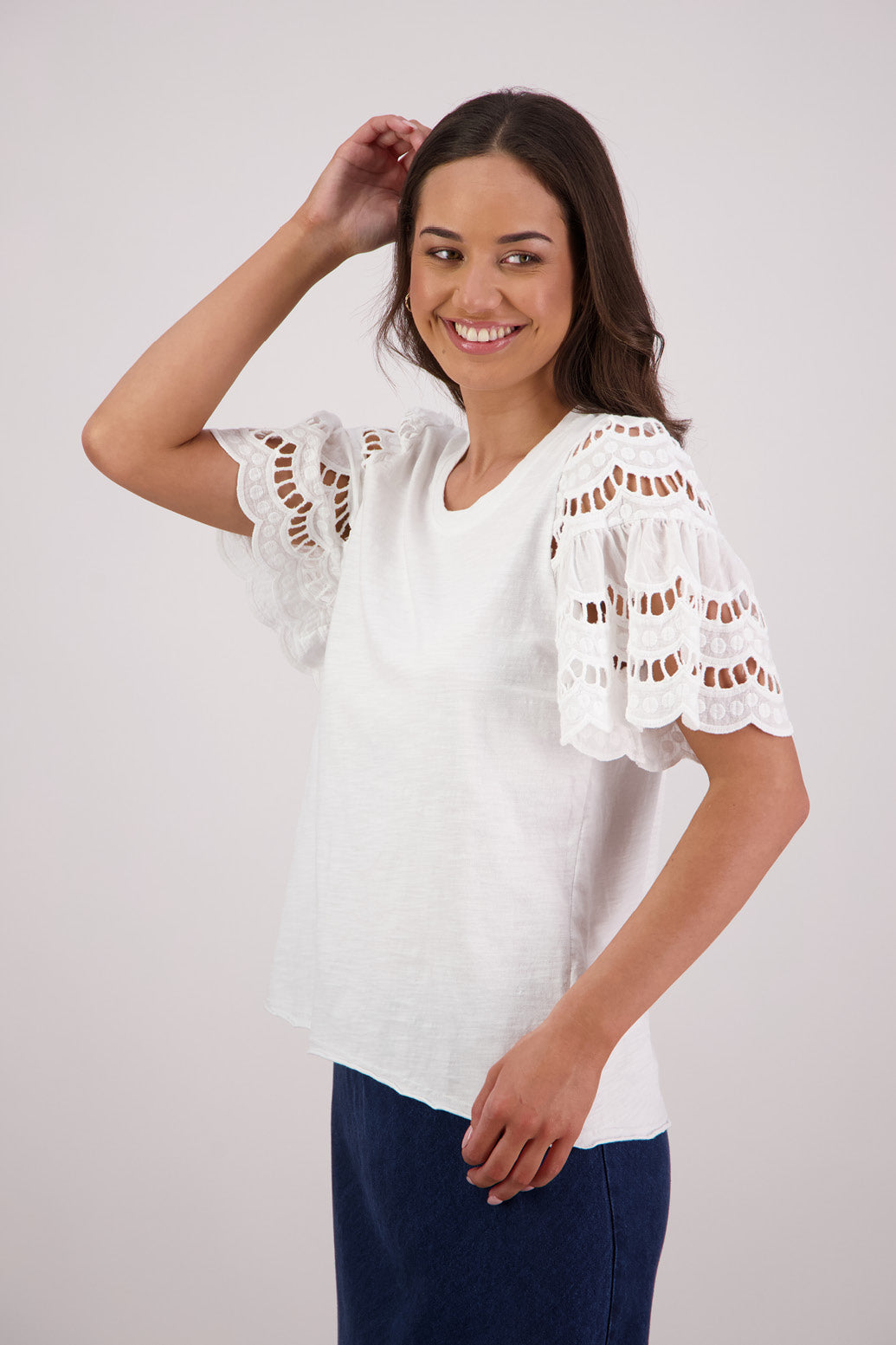 Side view Briarwood Text T-shirt in white.
